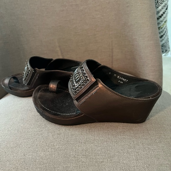 Donald J Pliner graduated wedge sandals. - Picture 4 of 5